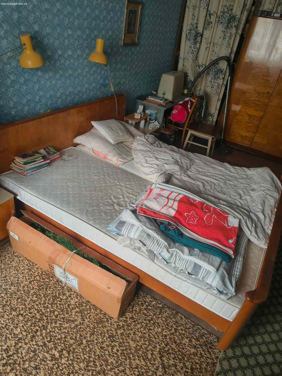 Daruji skříně a postel. Zbavujeme se starého nábytku z důvodu rekonstrukce. Znojmo centrum.