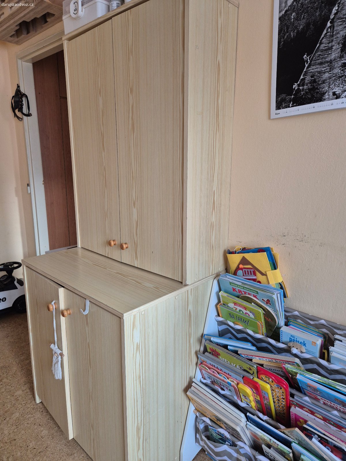 Daruji skříně za odvoz Liberec. Dobrý den, daruji skříně za odvoz, 4ks. Jedna velká šatní skříň rozměry v×s×h 179x78×55, mensi skrine, jedna vice hlubsi 77x78x55, druha delsi a mene hlubsi, 102x78x27,5 policová skříň stejně velká jako s dvířkami. 102x78x27.5. Předání a pomoc s naložením Liberec.
