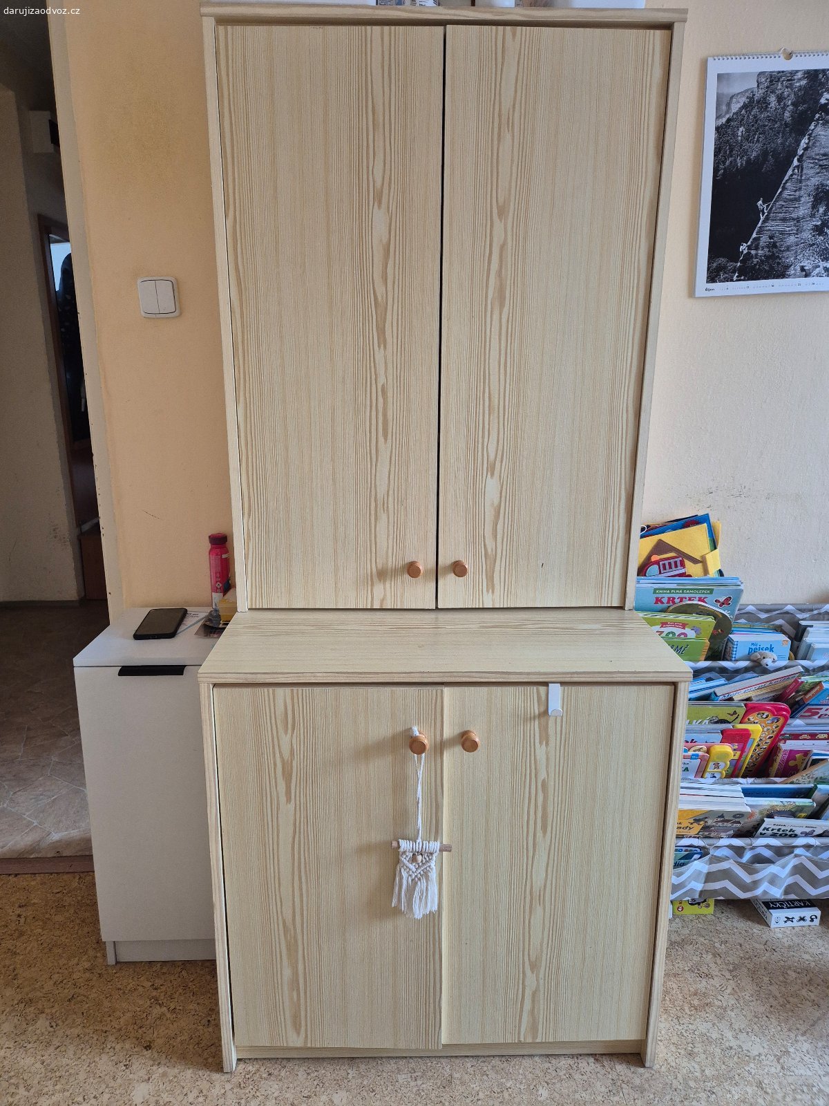 Daruji skříně za odvoz Liberec. Dobrý den, daruji skříně za odvoz, 4ks. Jedna velká šatní skříň rozměry v×s×h 179x78×55, mensi skrine, jedna vice hlubsi 77x78x55, druha delsi a mene hlubsi, 102x78x27,5 policová skříň stejně velká jako s dvířkami. 102x78x27.5. Předání a pomoc s naložením Liberec.