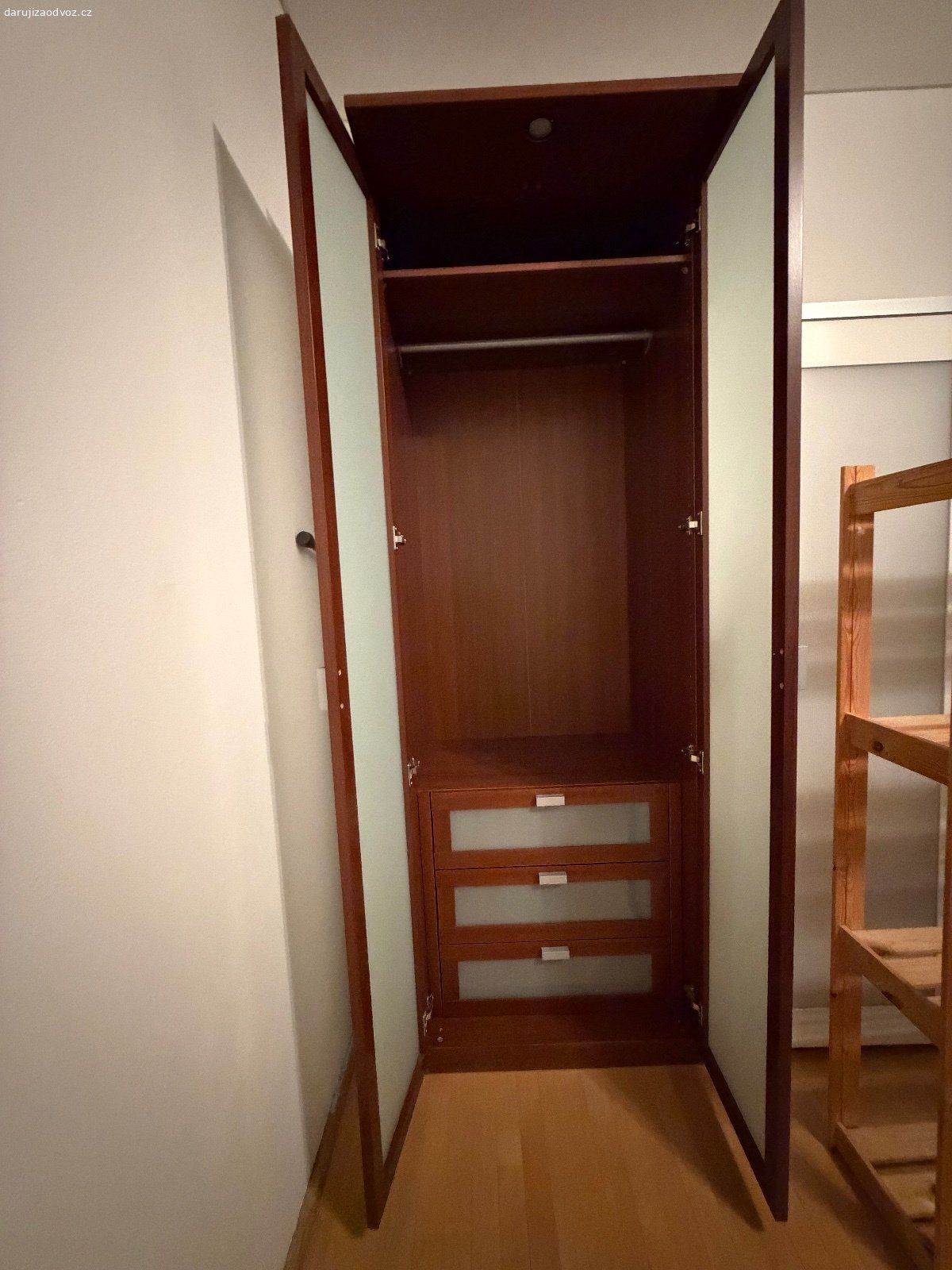 Daruji skříně za odvoz. Dobrý den,

za odvoz 4 skříně:

2 prosklené 80 š x 61 h x 235 v 

2 béžové dveře 60 š x 61 h x 235 v

1. patro, dům bez výtahu

Díky