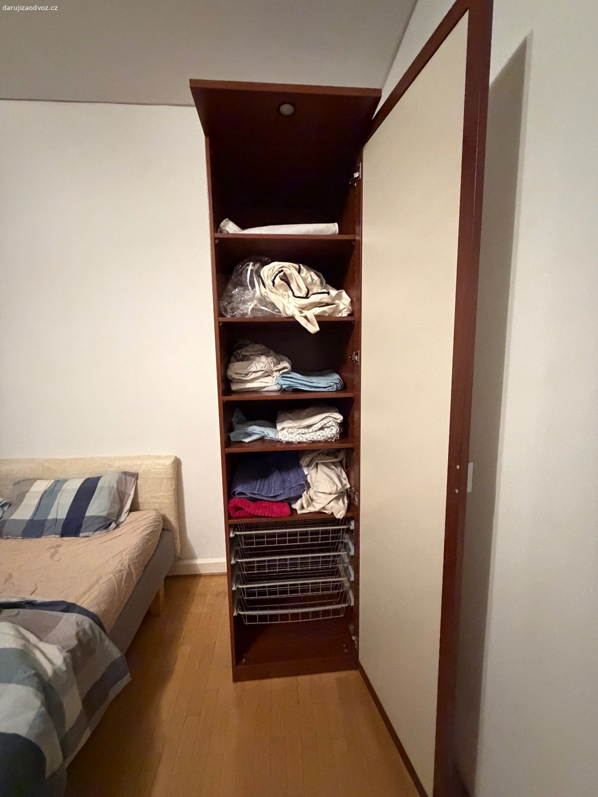 Daruji skříně za odvoz. Dobrý den,

za odvoz 4 skříně:

2 prosklené 80 š x 61 h x 235 v 

2 béžové dveře 60 š x 61 h x 235 v

1. patro, dům bez výtahu

Díky
