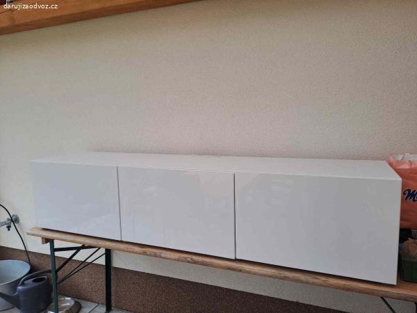 Daruji skřínku pod televizi Ikea