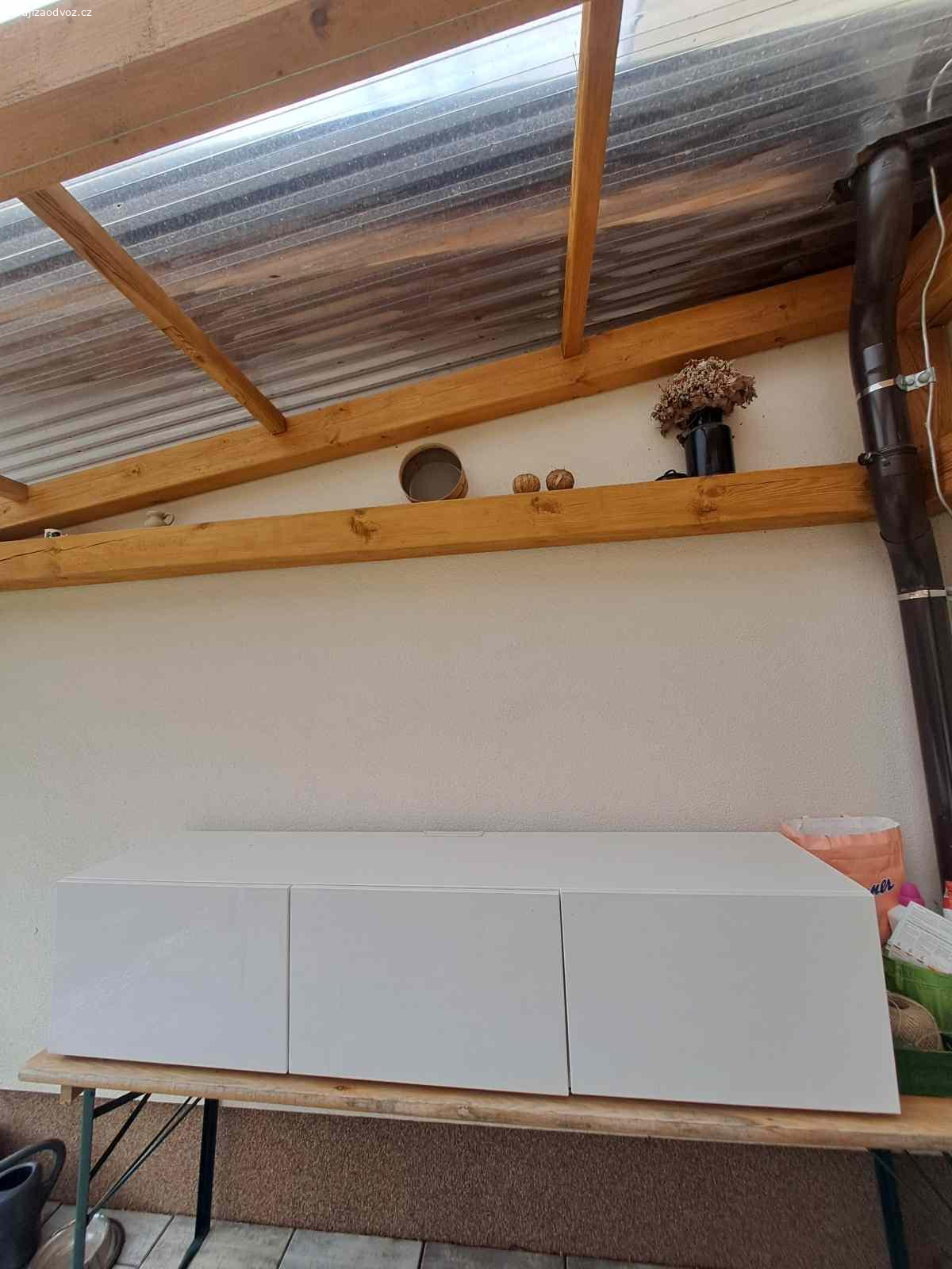 Daruji skřínku pod televizi Ikea. Daruji skřínku pod televizi zn.Ikea,stará 5 let