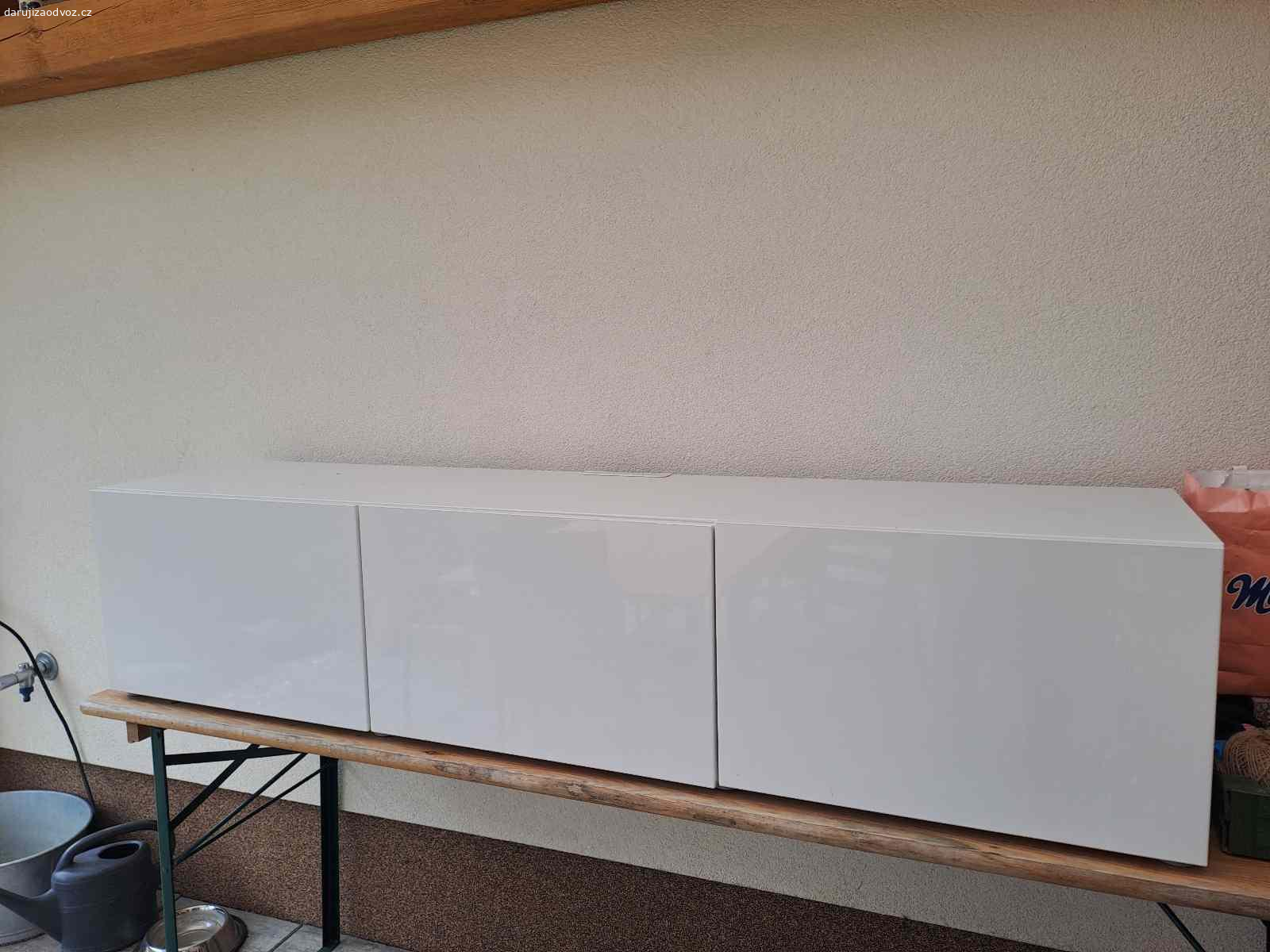 Daruji skříňku pod televizi. Za odvoz daruji tv stolek ikea,bilá,lesk