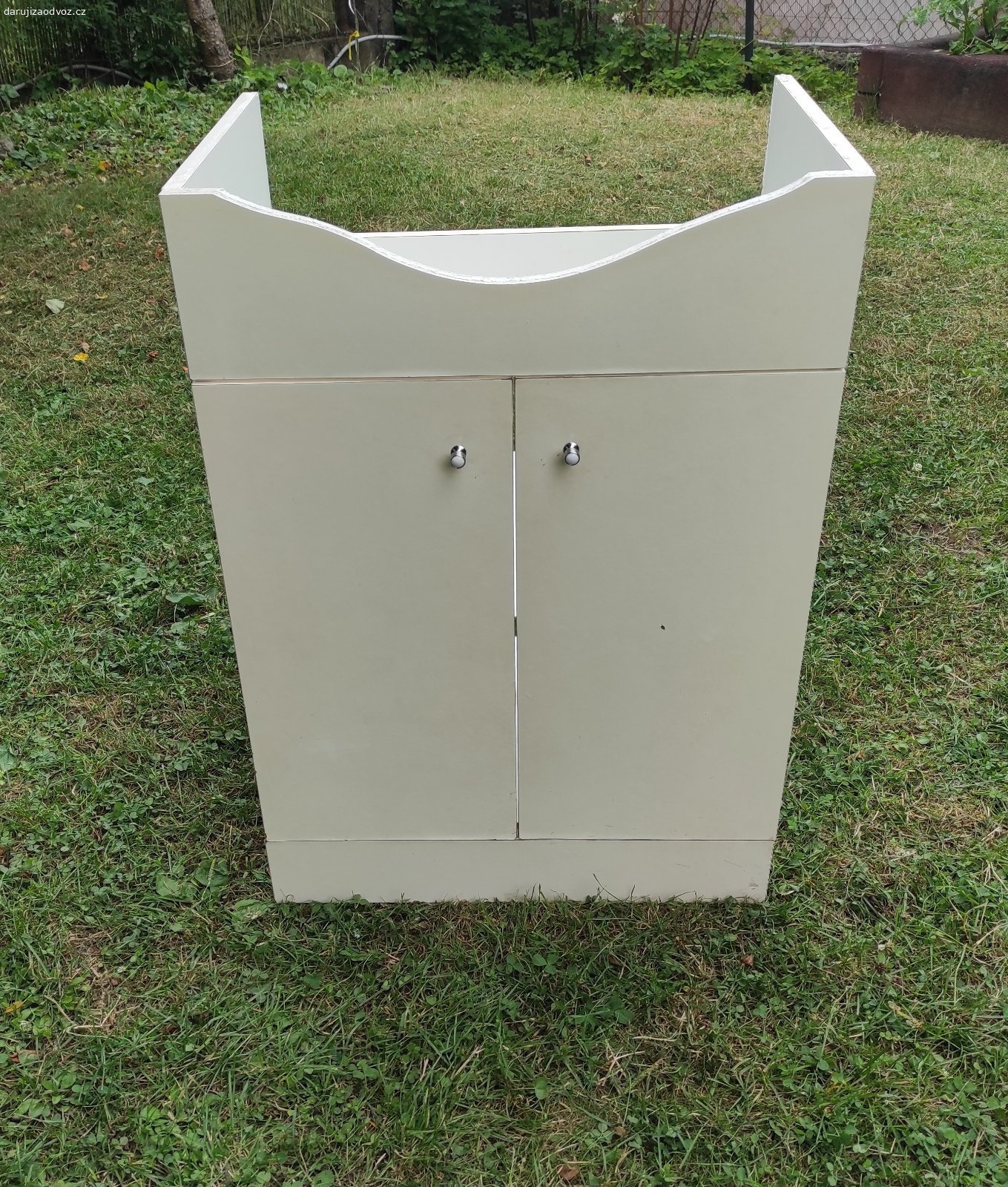 Daruji skříňku pod umývadlo. Daruji bílou skříňku pod umývadlo. Šířka 58,5 cm, výška 83 cm, hloubka 40 cm, výška předního dílu nad dvířky je 16 cm na bocích a uprostřed v nejužším místě 8 cm. Uvnitř je jedna police.