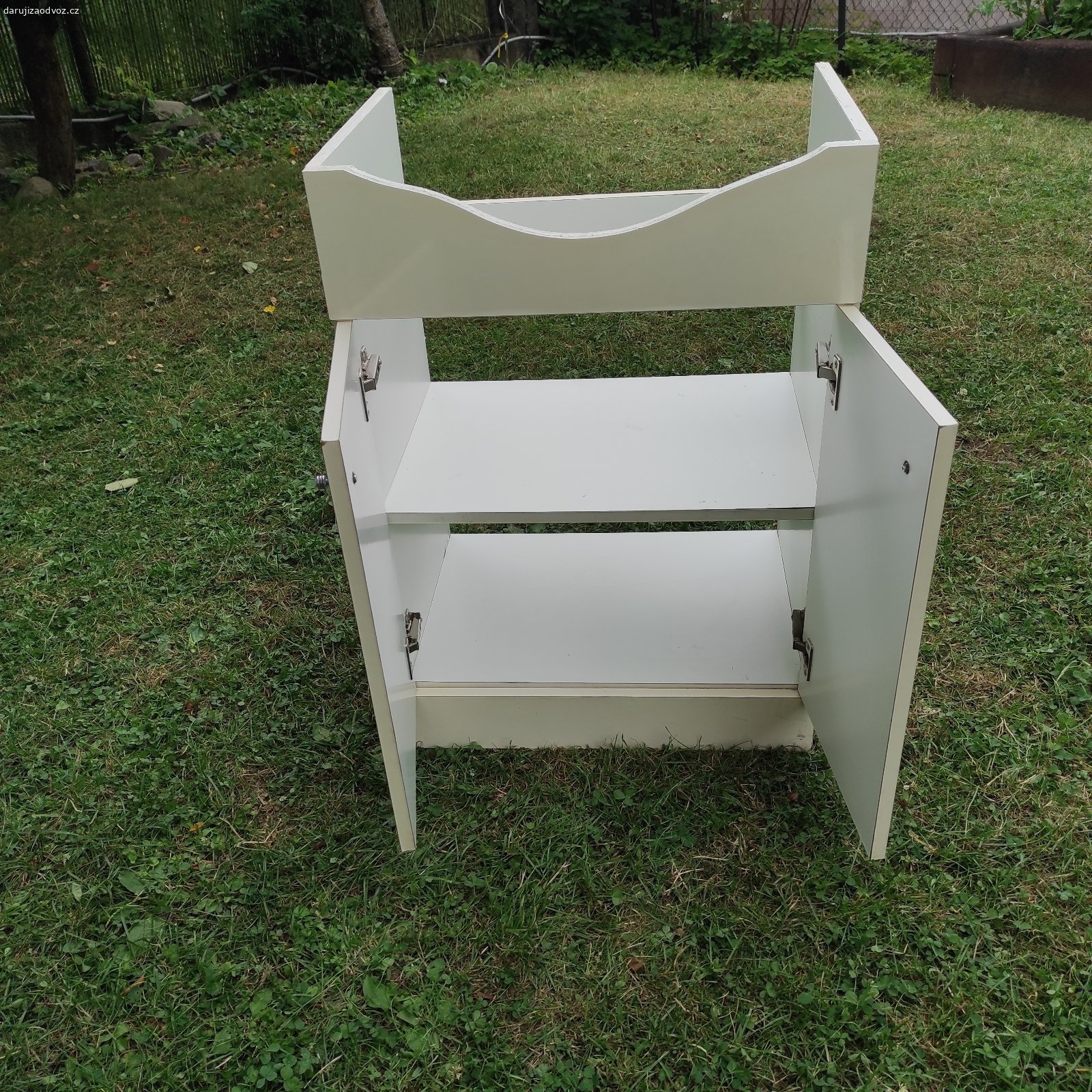 Daruji skříňku pod umývadlo. Daruji bílou skříňku pod umývadlo. Šířka 58,5 cm, výška 83 cm, hloubka 40 cm, výška předního dílu nad dvířky je 16 cm na bocích a uprostřed v nejužším místě 8 cm. Uvnitř je jedna police.