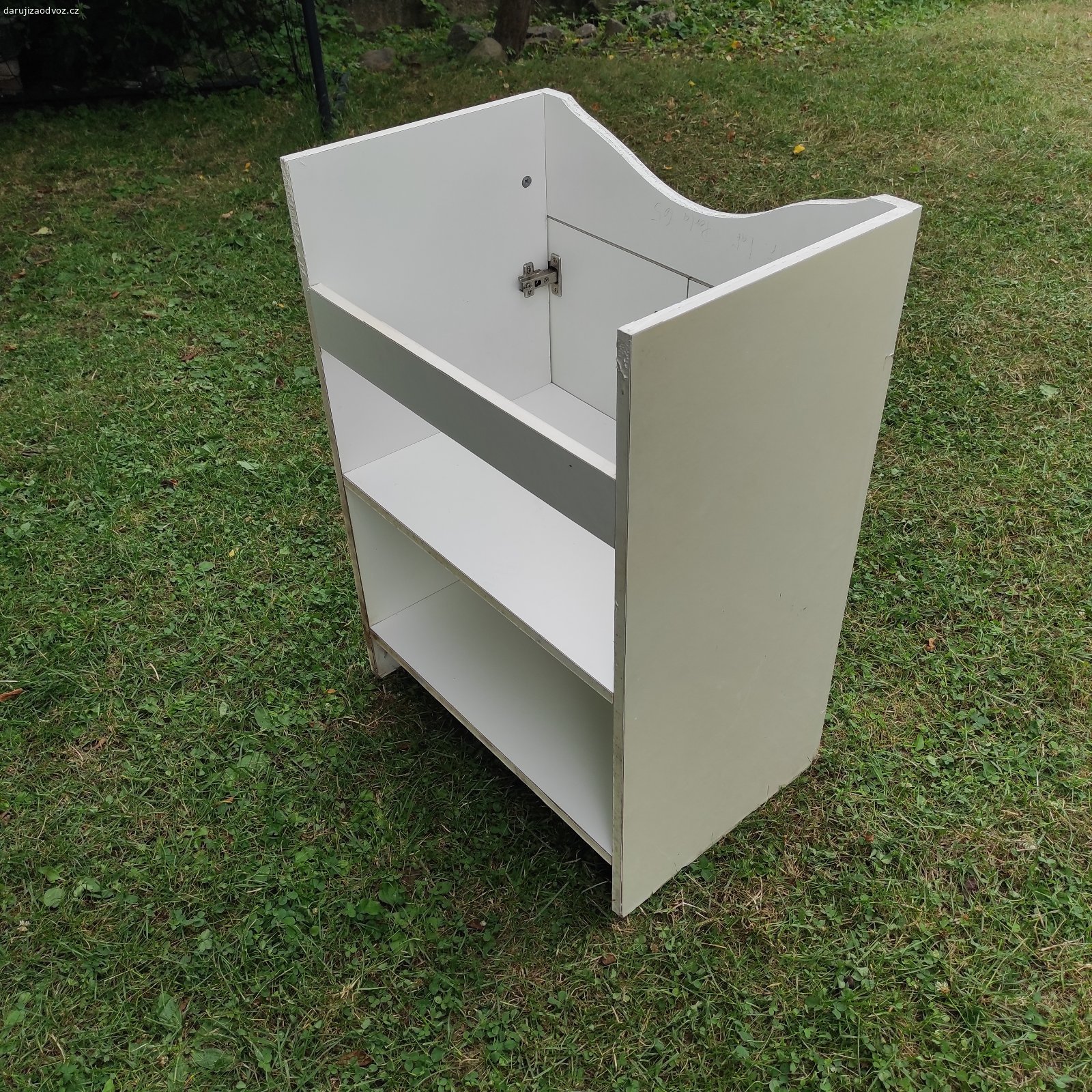 Daruji skříňku pod umývadlo. Daruji bílou skříňku pod umývadlo. Šířka 58,5 cm, výška 83 cm, hloubka 40 cm, výška předního dílu nad dvířky je 16 cm na bocích a uprostřed v nejužším místě 8 cm. Uvnitř je jedna police.