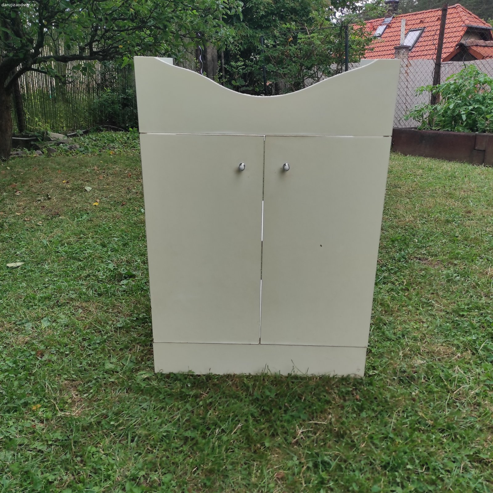 Daruji skříňku pod umývadlo. Daruji bílou skříňku pod umývadlo. Šířka 58,5 cm, výška 83 cm, hloubka 40 cm, výška předního dílu nad dvířky je 16 cm na bocích a uprostřed v nejužším místě 8 cm. Uvnitř je jedna police.