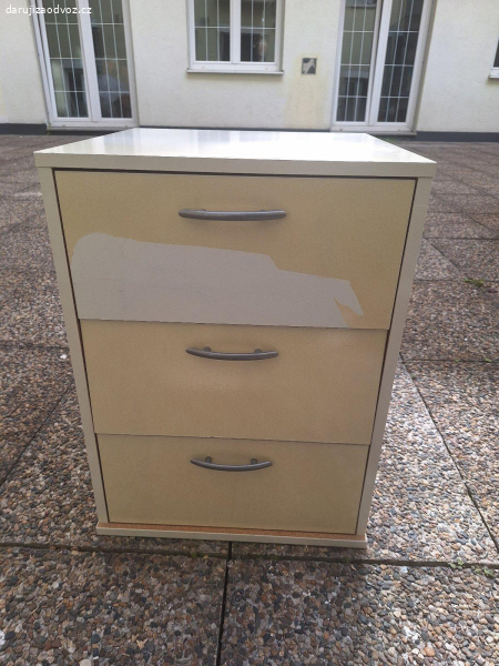 Daruji skříňku se 3 šuplíky