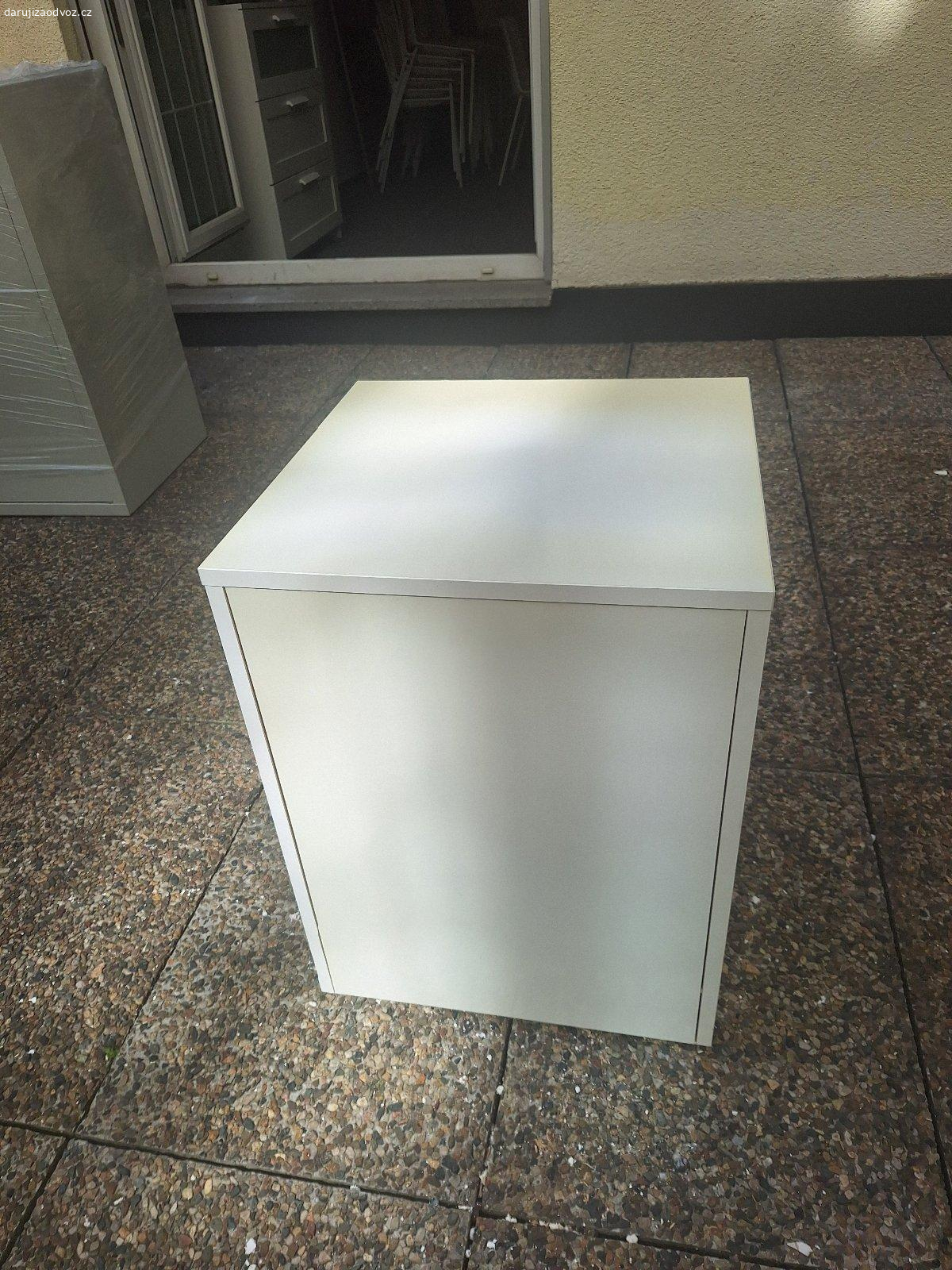 Daruji skříňku se 3 šuplíky. Šuplíky fuknční, loupe se barva viz foto, š. 41 cm, h. 40 cm, v. 54,5 cm k vyzvednutí na adrese Soukenická 13 do 8. 5.