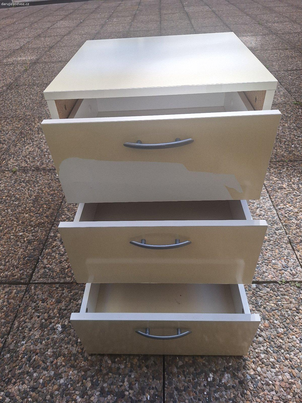 Daruji skříňku se 3 šuplíky. Šuplíky fuknční, loupe se barva viz foto, š. 41 cm, h. 40 cm, v. 54,5 cm k vyzvednutí na adrese Soukenická 13 do 8. 5.