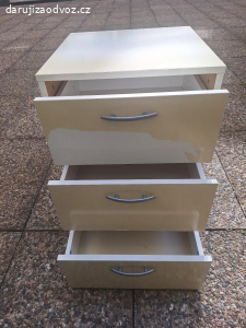 Daruji skříňku se 3 šuplíky