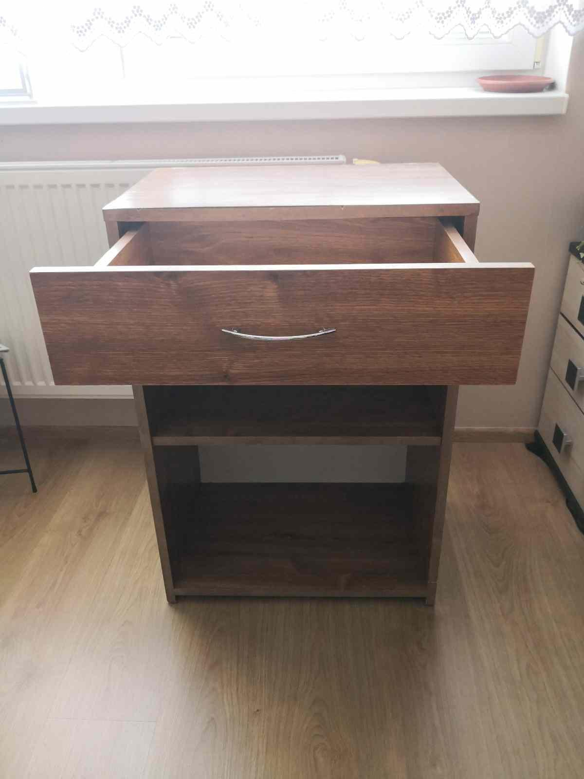 Daruji skříňku. Skřínka, např. pod akvárium