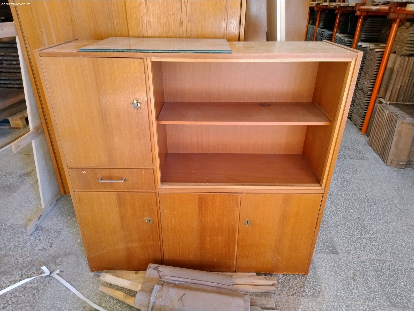Daruji skříňku. Daruji starší skříňku za odvoz