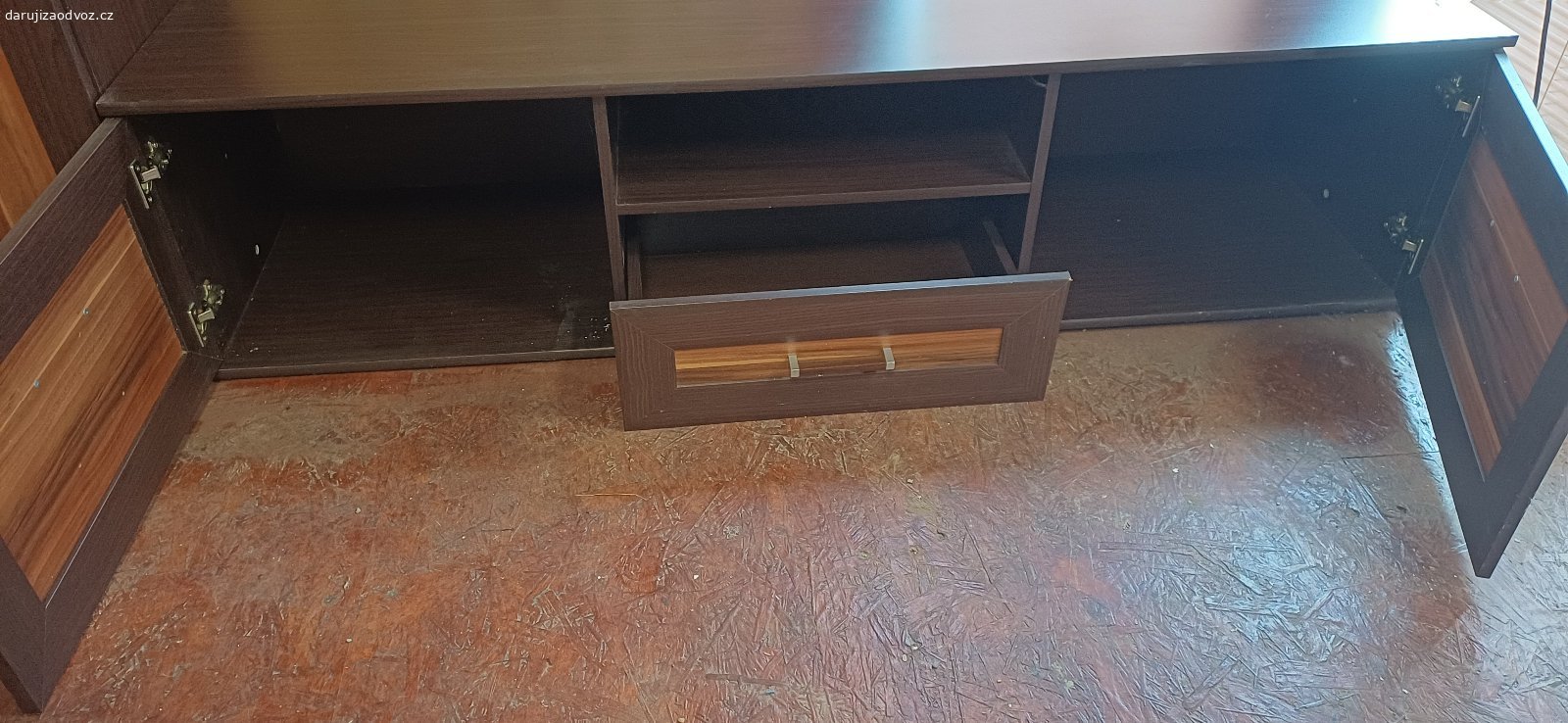 daruji skříňky. 2 skříňky tmavě hnědé:
široká: š 180, h 50, v 45
vysoká: š 60, h 35, v 100