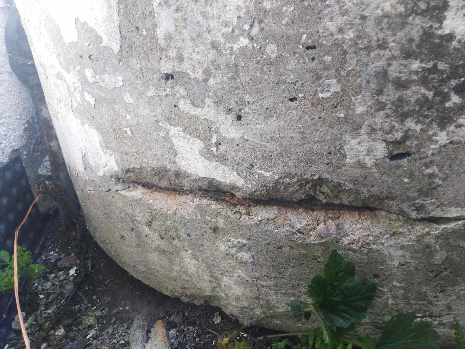 Daruji skruž se dnem. Za odvoz daruji betonovou skruž se dnem a výpustí. Vhodné pro rybáře nebo na zahradu. Lokalita Pardubice. Skruž je na vnějším obalu na jednom místě poškozená , viz fotografie.