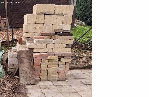 Daruji směs betonových tvárnic a palisád