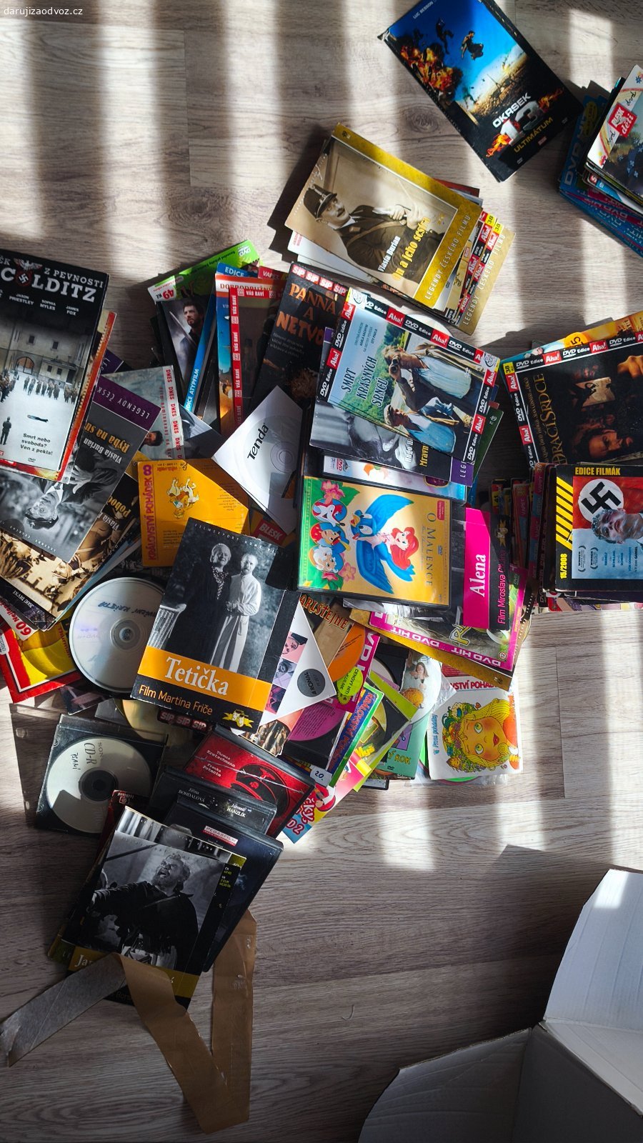 Daruji směs CD/DVD. Daruji za odvoz větší množství CD a DVD disků. Jedná se o mix žánrů – jsou tam starší české filmy (klasiky), pohádky, dokumenty a také nějaké hry (obsah nezkoumán).
Stav odpovídá stáří, některé obaly mohou být opotřebené. Ideální pro sběratele, na chatu nebo pro někoho, kdo má ještě funkční přehrávač a chce si doplnit filmotéku.
Daruji pouze jako celek, nerozebírám po jednom kuse. Nezaručuji funkčnost.