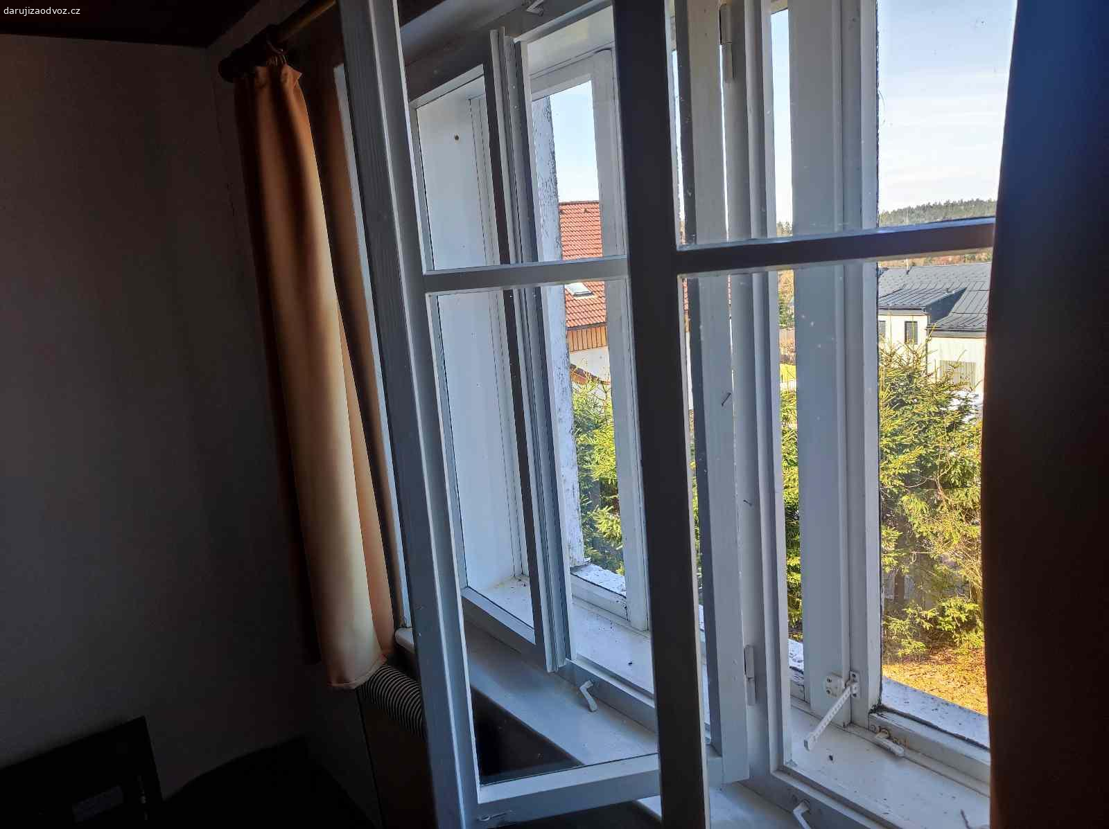 Daruji špaletová okna. Dřevěná špaletová okna,  více kusů.