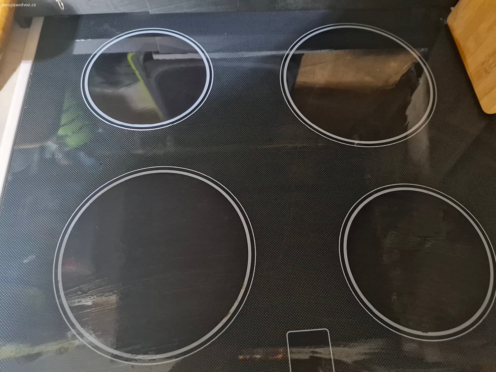 Daruji sporák Gorenje BC732CLI. Nabízím vestavěný sporák Gorenje BC732CLI - troubu a desku. Sporák je funkční, nicméně má prasklou varnou desku, jak je vidět na fototografii. Prask vede od dolní levé plotýnky středem až k velké pravé zadní plotýnce. Sporák je k dispozici v Benešově nad Ploučnicí, vlastní odvoz nutný, stejně tak odpojení.