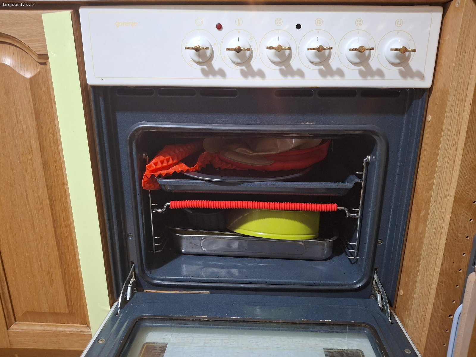 Daruji sporák Gorenje BC732CLI. Nabízím vestavěný sporák Gorenje BC732CLI - troubu a desku. Sporák je funkční, nicméně má prasklou varnou desku, jak je vidět na fototografii. Prask vede od dolní levé plotýnky středem až k velké pravé zadní plotýnce. Sporák je k dispozici v Benešově nad Ploučnicí, vlastní odvoz nutný, stejně tak odpojení.