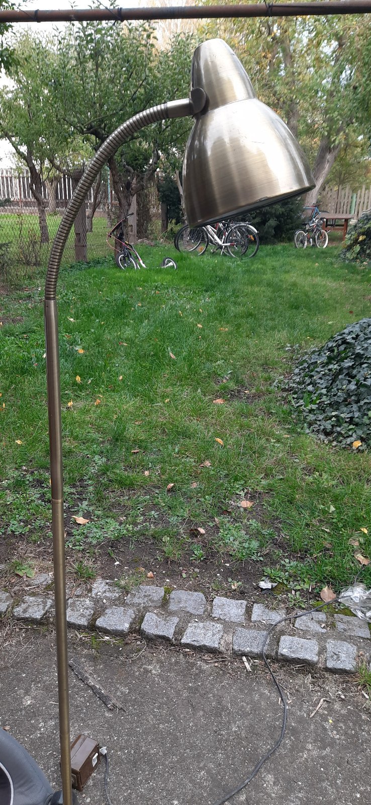 Daruji spoustu věcí. Daruji: kovové stojací lampy trekové kolo, pákovou vodovodní baterii, čajovou soupravu keramiku, oblečení a boty na dítě 5 až 7 let, halogen teplomet, kovový regál na boty. Osobní odběr Orlická ulice Hradec Králové