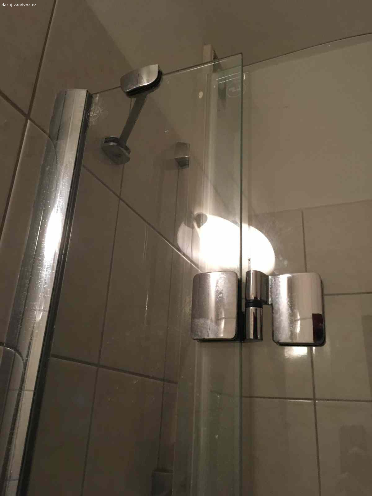 Daruji sprchovy kout. Daruji sprchovy kout, vanicka plus dvoukridle sklenene dvere. Vanicka 75x75 cm.
(Podminkou je vlastni vybourani a odvoz :-)