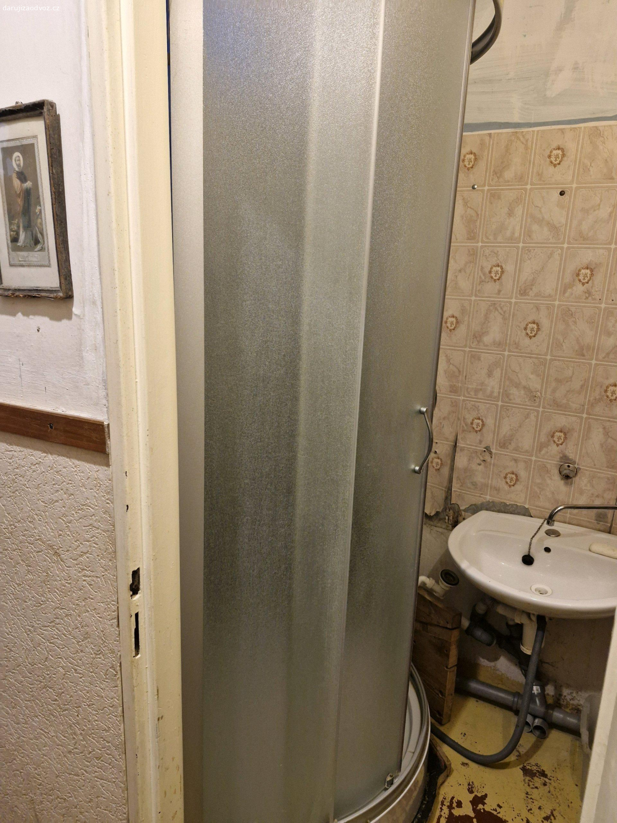 daruji sprchový kout. Daruji za odvoz sprchový kout z bytu v Kuřimi kousek od Brna.