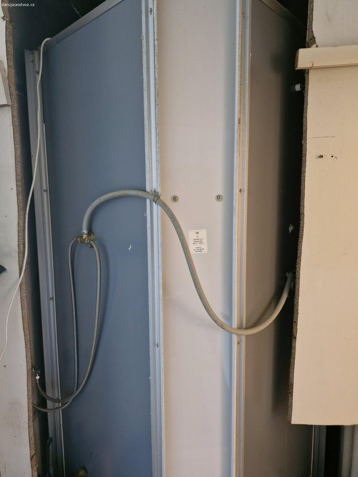 daruji sprchový kout. Daruji za odvoz sprchový kout z bytu v Kuřimi kousek od Brna.