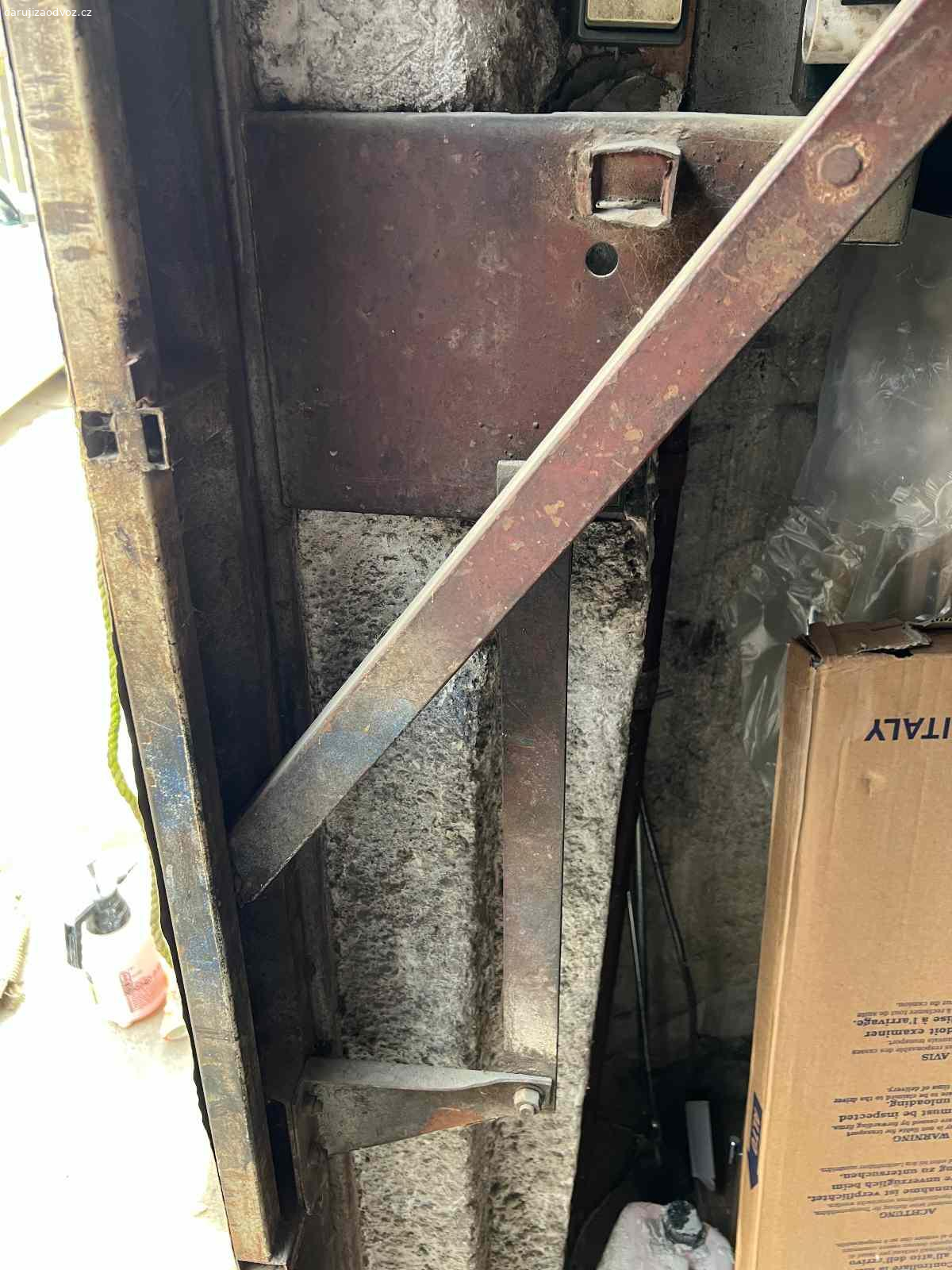 Daruji stará garážová vrata. Daruji stará garážová vrata na ocelovém rámu. Stav viz foto. Nutná vlastní demontáž a odvoz. .