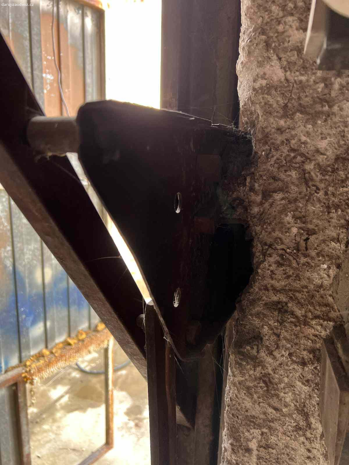 Daruji stará garážová vrata. Daruji stará garážová vrata na ocelovém rámu. Stav viz foto. Nutná vlastní demontáž a odvoz. .