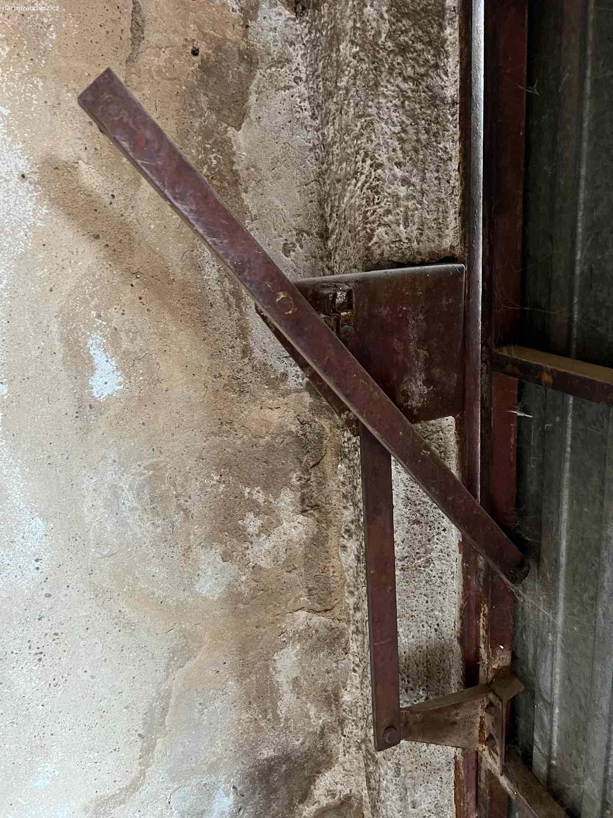 Daruji stará garážová vrata. Daruji stará garážová vrata na ocelovém rámu. Stav viz foto. Nutná vlastní demontáž a odvoz. .