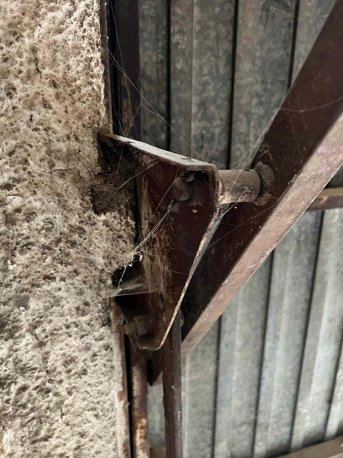 Daruji stará garážová vrata. Daruji stará garážová vrata na ocelovém rámu. Stav viz foto. Nutná vlastní demontáž a odvoz. .