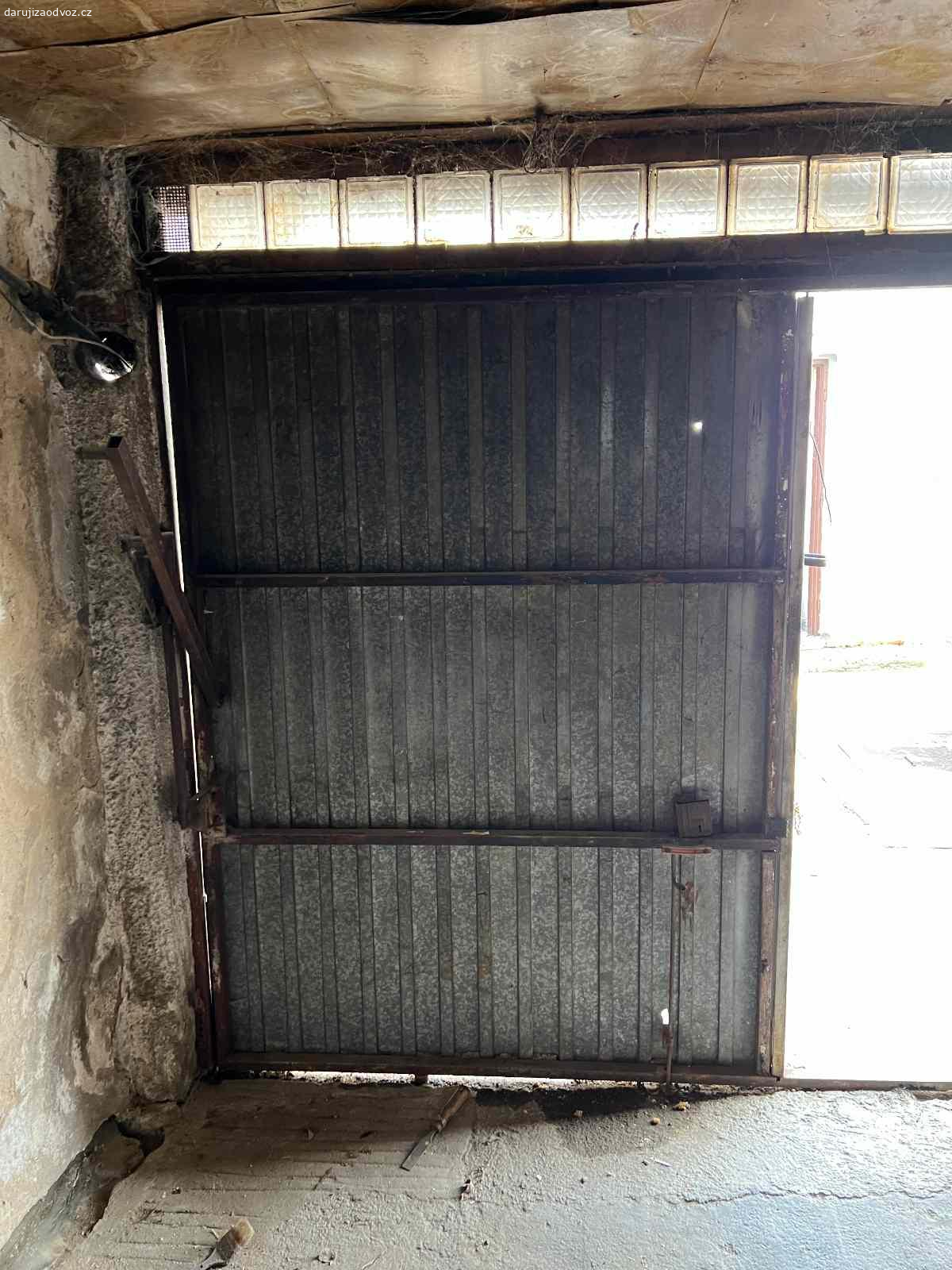 Daruji stará garážová vrata. Daruji stará garážová vrata na ocelovém rámu. Stav viz foto. Nutná vlastní demontáž a odvoz. .