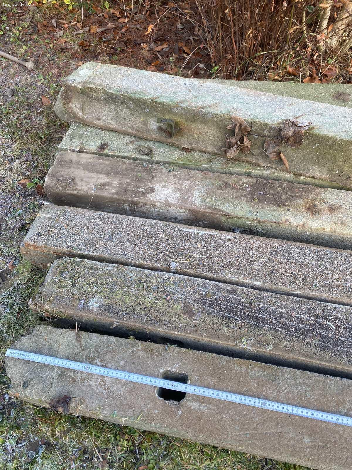 Daruji staré betonové plotové sloupky 8 ks + beton. Rozměry 17x15 s otvory cca 40 a 128 shora:
220 4ks celé
185 a 162 kratší
Koncové bez otvorů s kov. úchyty 198 + 155 zlomený
Odběr ideálně komplet, lze ale i jen ty celé. S nakládkou pomůžeme. 
K dispozici je i vybouraná podezdívka do zásypu. 20 m je cca 0.3 m3.