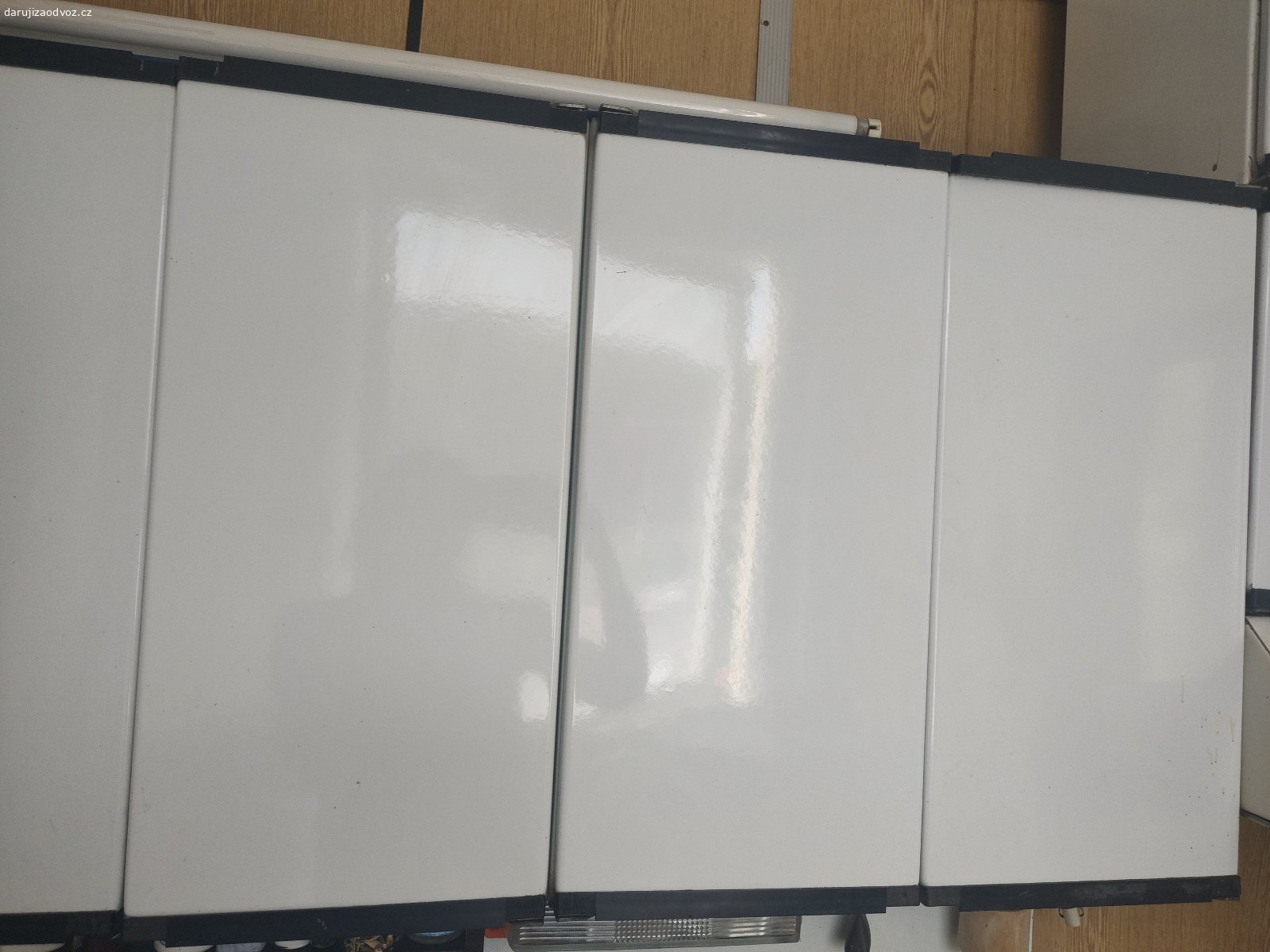Daruji starou kovovou kuchynskou linku. 5 hornich skrinek, 3 dolni skrinky: vyska od zeme po desku 84cm, sirka prvni dolni skrinka 60 cm, drezova 90 cm sirka a suplikova  na pribory 30 cm sirka, deska delka 180cm, horni skrinky 5 x: ctyri skrinky sirka 60, vyska 65 a jedna nad digestori 60 sirka, 37 vyska, vse k vlastni demontazu a odvozu z 5. patra panelaku Zlin Jizni svahy - je to dost tezky plech, tak treba pro nekoho do dilny nebo vlhka, kam nejde dat drevenou kuchyn