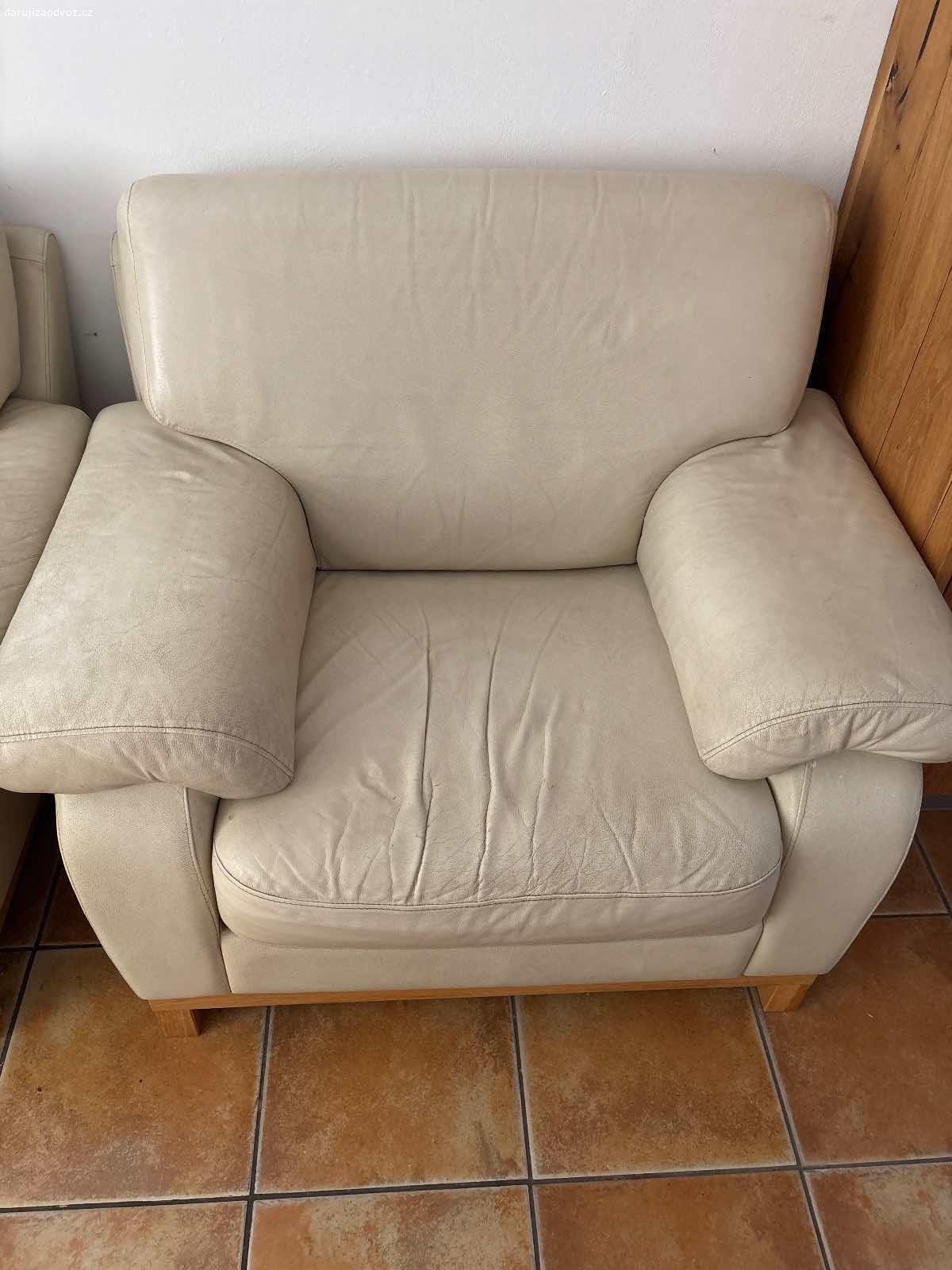 Daruji starou sedačku a dvě křesla. Daruji za odvoz sedačku a dvě křesla. Konstrukce velmi pěkná, ale kůže je na mnoha místech roztrhaná. Potřebovalo by to přečalounit.