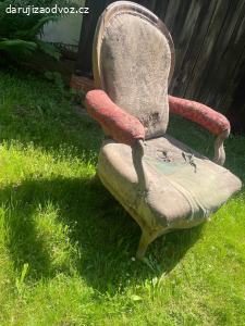 Daruji starožitné zničené křeslo k rekonstrukci