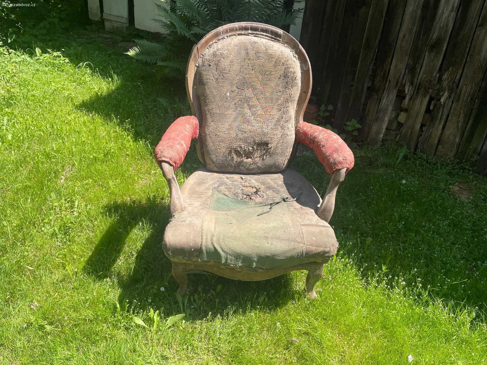 Daruji starožitné zničené křeslo k rekonstrukci. Starožitné křeslo dřevo + textil k totální rekonstrukci