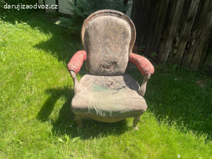 Daruji starožitné zničené křeslo k rekonstrukci