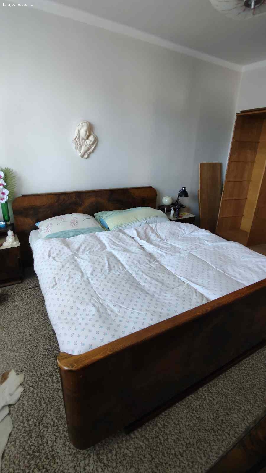 Daruji starožitnou postel. Daruji za odvoz starožitnou postel v pěkném stavu. Délka čela 180cm. Dřevo masiv