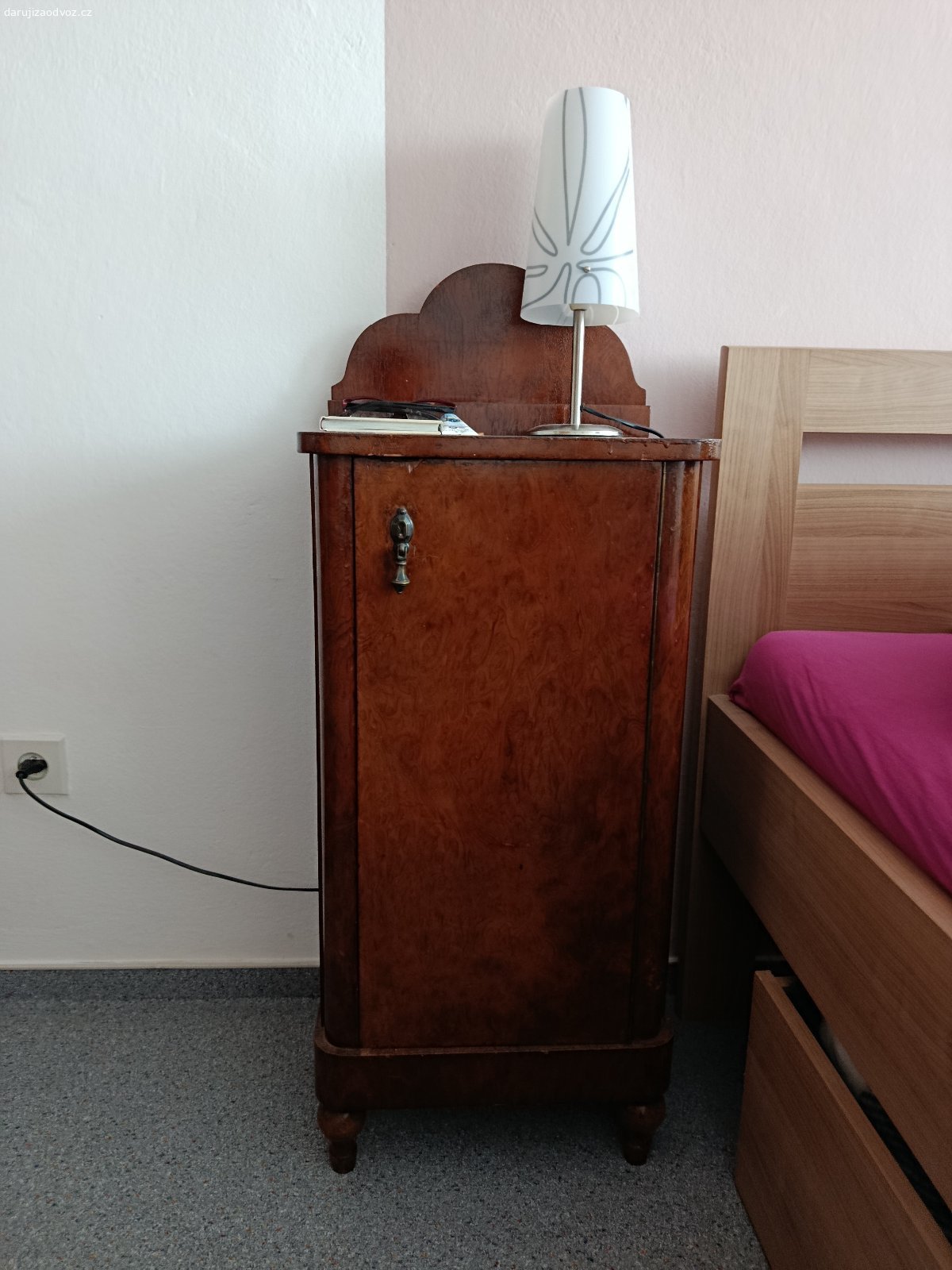 Daruji starožitný nábytek. Daruji starožitný nábytek. 2x skříň, toaletní stolek, noční stolek.