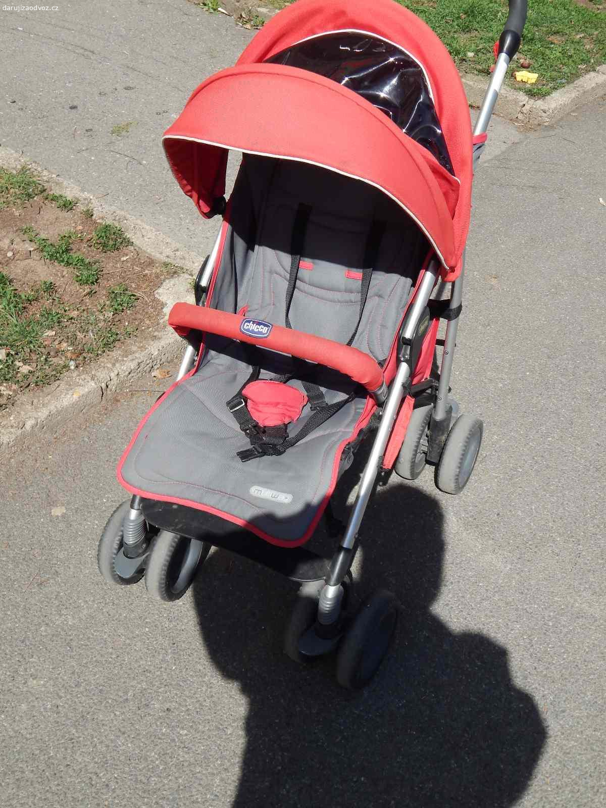 Daruji funkční kočárek. Sloužil pro vnoučka ale už ho nepotřebujeme. Jen nám zabírá místo  tak ho zdarma nabízíme, snad někomu ještě poslouží.
