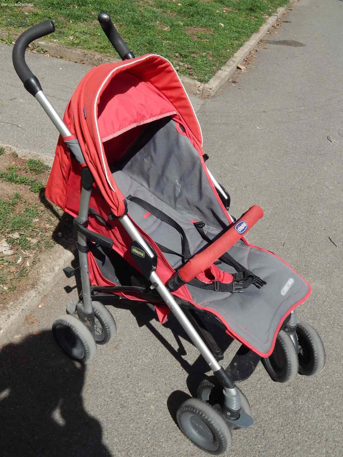 Daruji funkční kočárek. Sloužil pro vnoučka ale už ho nepotřebujeme. Jen nám zabírá místo  tak ho zdarma nabízíme, snad někomu ještě poslouží.