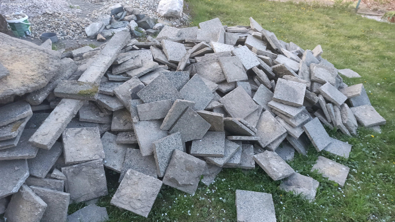 Daruji starší dlažbu. Daruji za odvoz dlažbu z terasa. Cca 20-30 M2. Rychlé jednání.