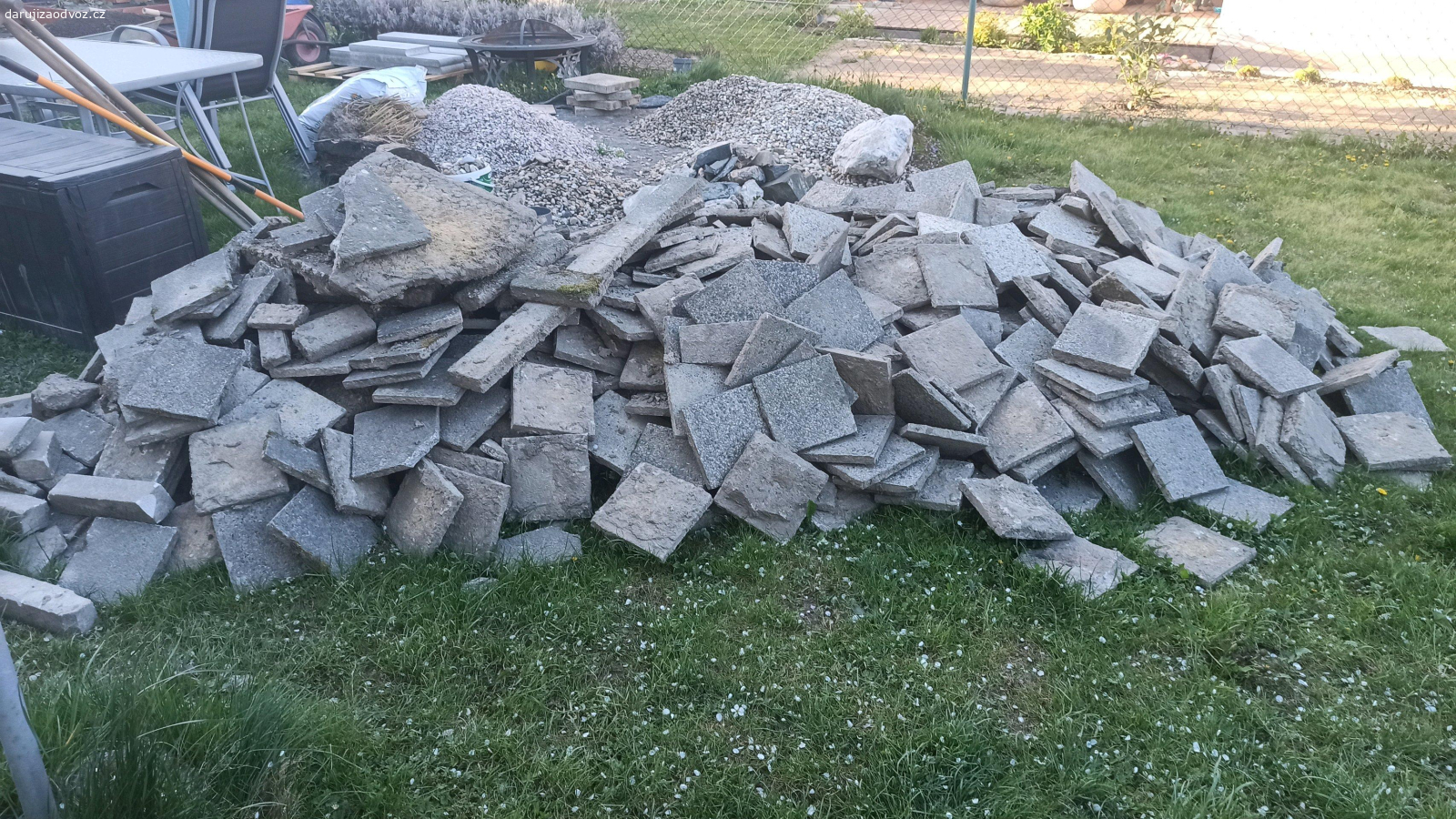 Daruji starší dlažbu. Daruji za odvoz dlažbu z terasa. Cca 20-30 M2. Rychlé jednání.