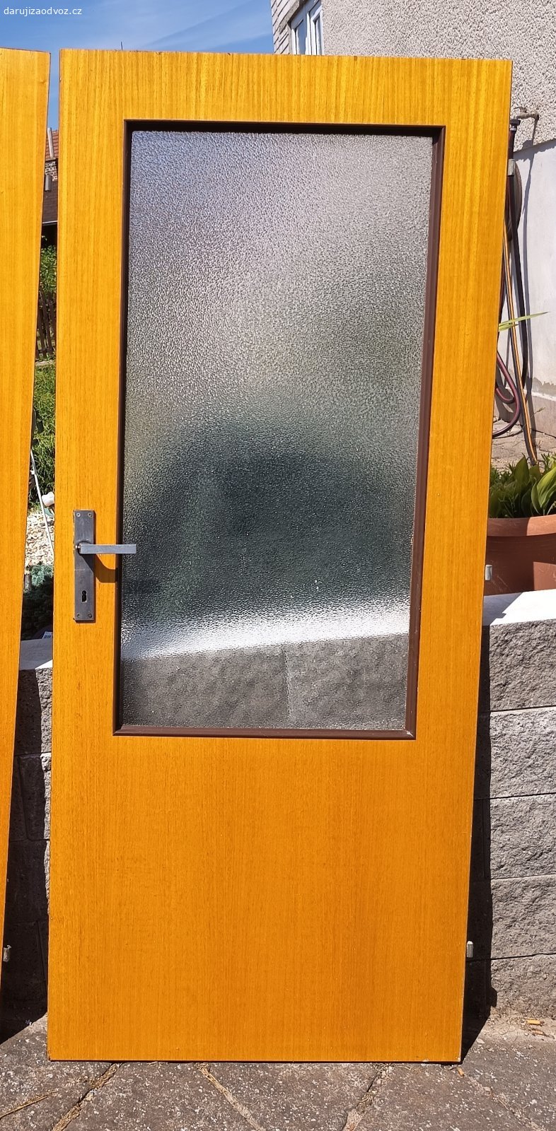 Daruji starší dveře. Darují starší dveře 

1x vchodové 100cm
4x skleněné 90cm
3x celé 70cm
1x celé 80cm
