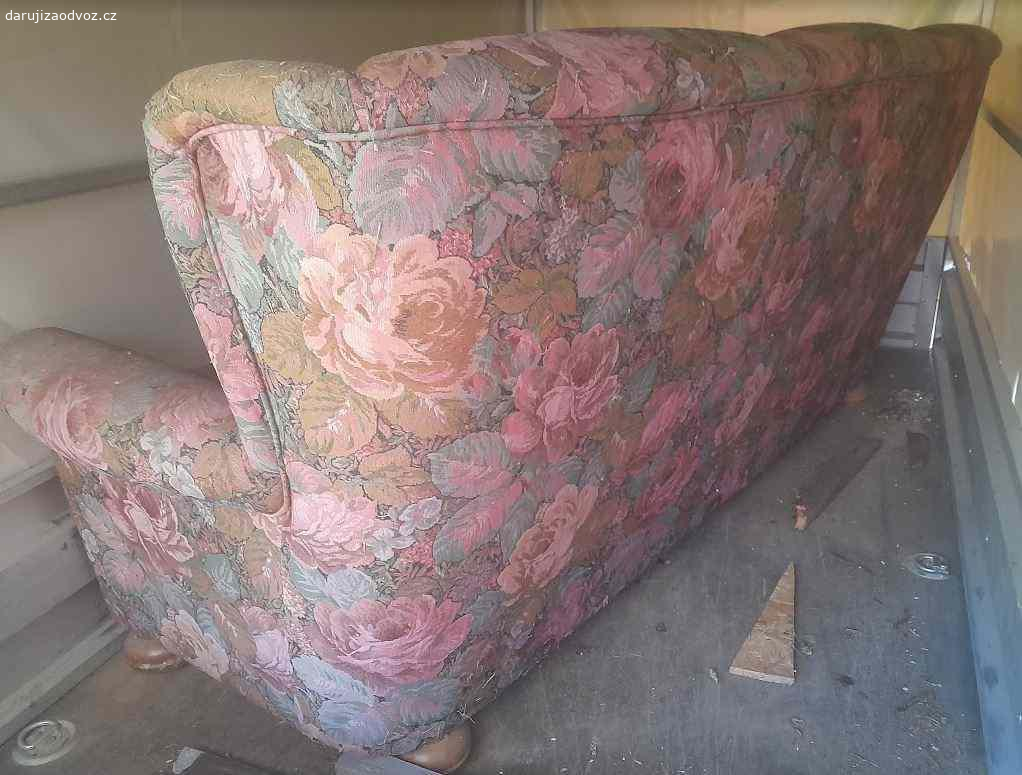 Daruji starší gauč. Darujeme za odvoz starší gauč, vhodný do pergoly, altánu apod. Měli jsme ho v pergole. Je v pořádku, jen je potřeba ho vyčistit.