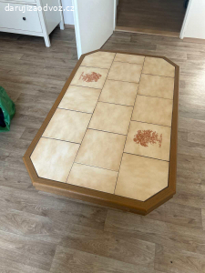 Daruji starší konferenční stolek