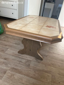 Daruji starší konferenční stolek